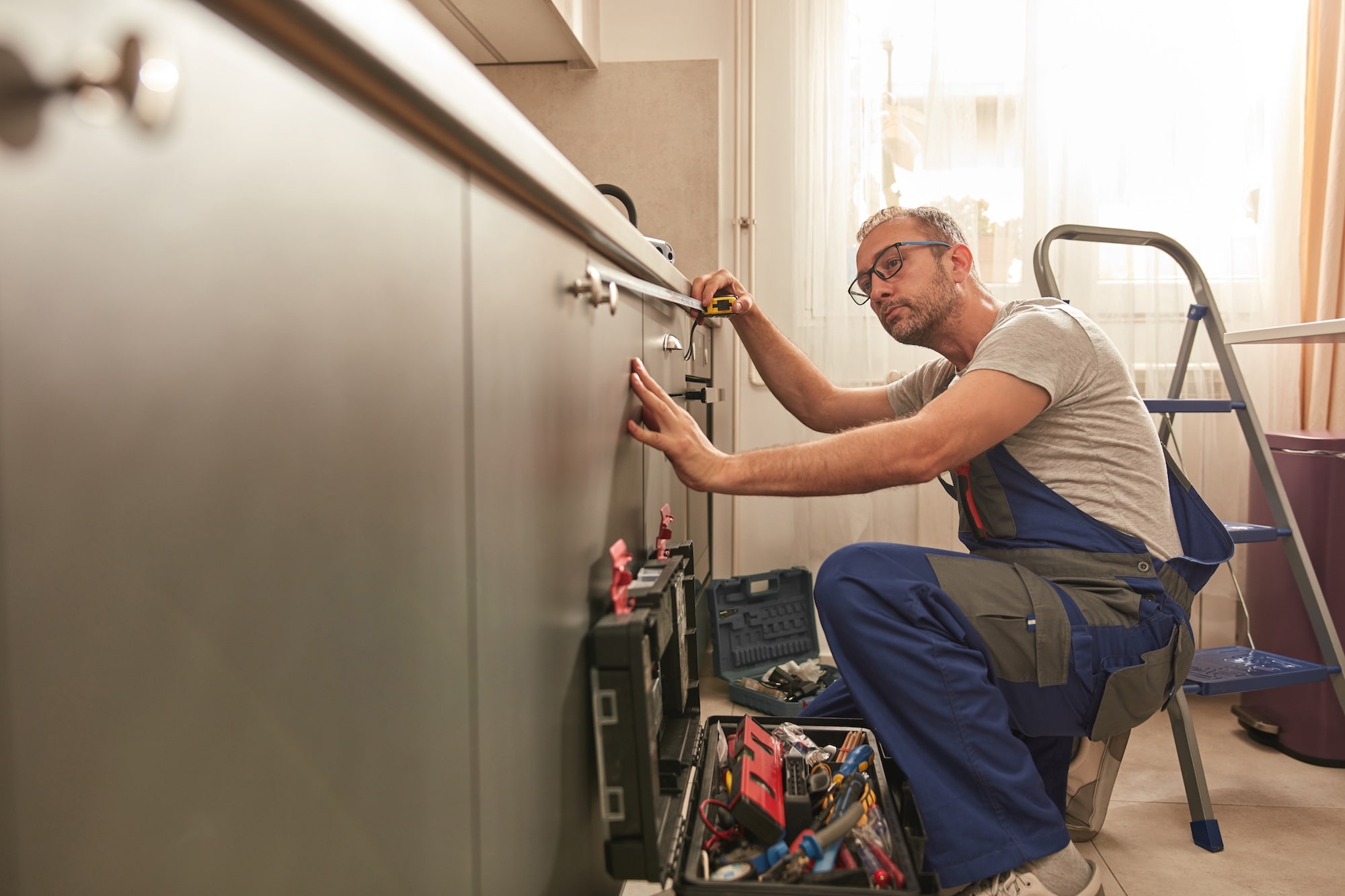 worker-measuring-wall